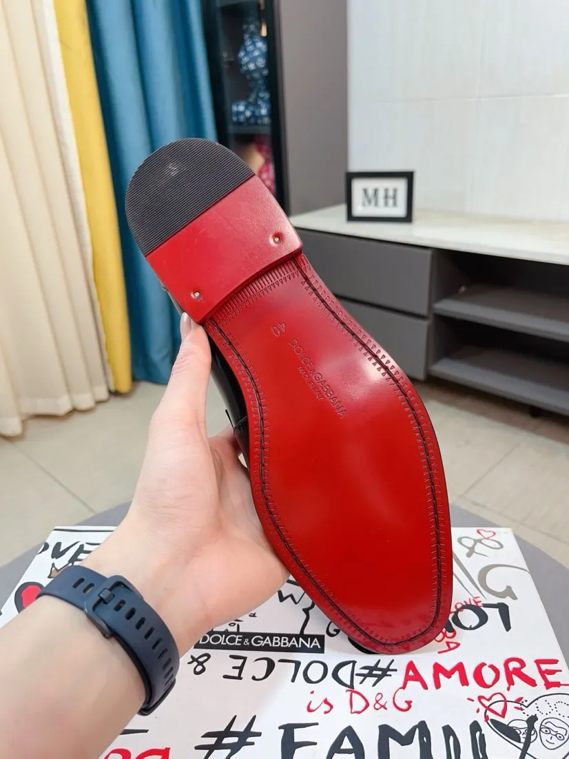 Men's shoes 💰540🌸🌸 [DG Dolce & Gabbana] High-end customized leather shoes. The upper is made of imported calf leather. Original hardware. I believe you will be impressed from the first time you see it. The avant-garde atmosphere can no longer fully interpret its elegance. AAA grade rubber outsole is super comfortable. The original cover last of the counter ensures its original version and quality. The upper is simple and the cowhide lining ensures its comfort and breathability. A pair of truly good shoes has its own unique soul, famous quality, and the first choice for successful people. Regular size 38-44 (45 customized)